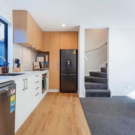 Stylish Townhouse With Hot Tub Apartment Christchurch Exterior photo