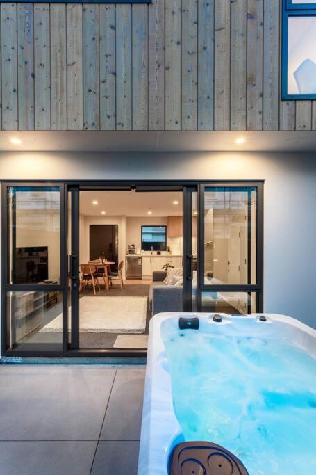 Stylish Townhouse With Hot Tub Apartment Christchurch Exterior photo