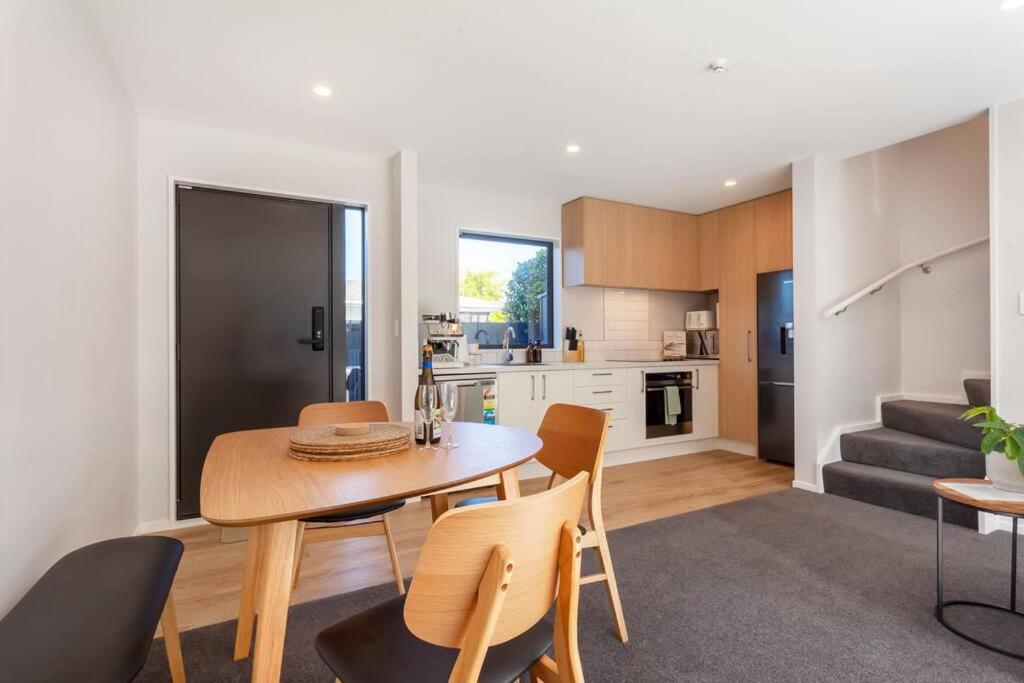 Stylish Townhouse With Hot Tub Apartment Christchurch Exterior photo